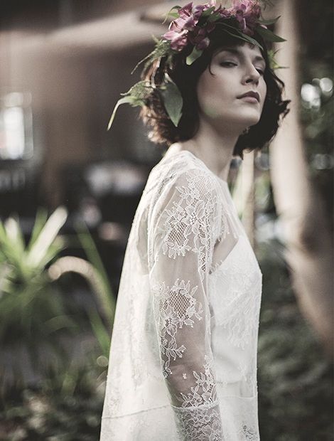 Marie to prosta suknia ślubna z delikatną, koronkową górą. Idealna dla kobiet o smukłej sylwetce. Karolina Twardowska Atelier.