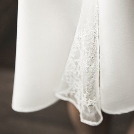 Poznaj wyjątkowe suknie ślubne z Atelier Karoliny Twardowskiej. Suknie, których siła tkwi w prostocie i detalu.